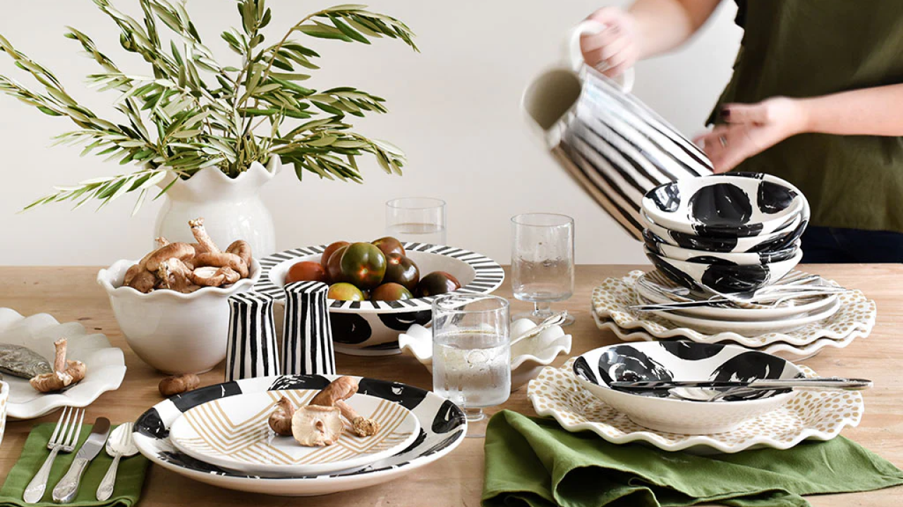 Read more about the article Modern VS. Classic Dinnerware: What’s Right for Your Style